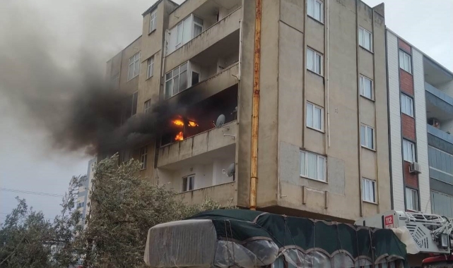 Edremit'te apartmanda çıkan yangın hızla büyüdü!