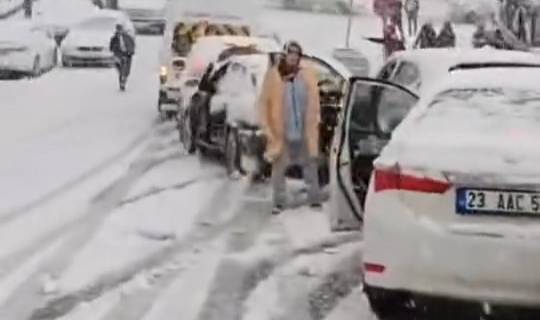 Elazığ’da kar yağışı sonrası zincirleme kaza