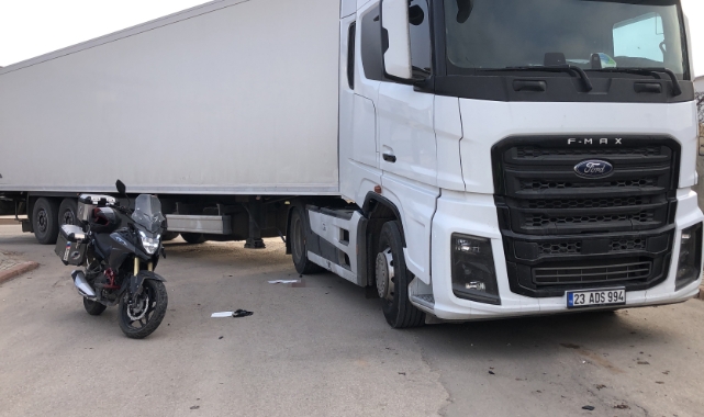 Elazığ'da tır ile çarpışan motosikletli yaralandı