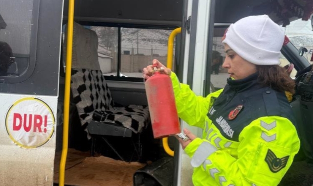 Eleşkirt'te jandarmadan servis araçlarına denetim