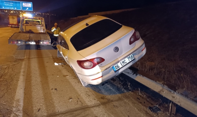 Elmadağ girişinde kontrolden çıkan otomobil bariyerlere çıktı