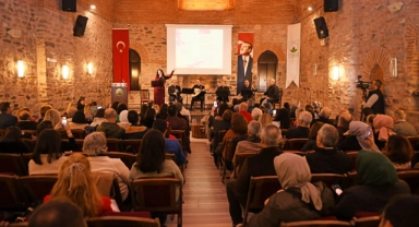 En özel şiirlerini koro eşliğinde okudu