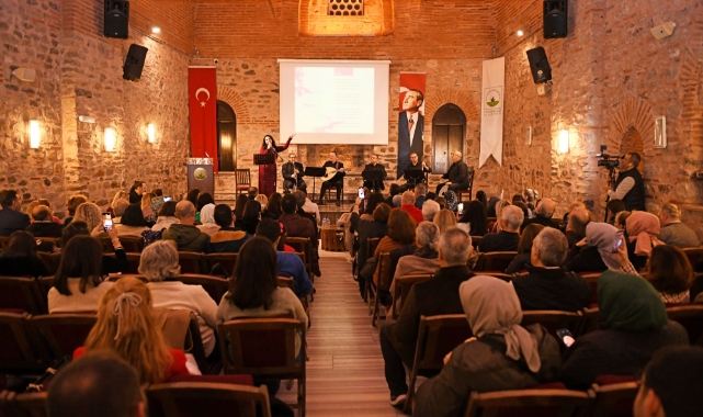 En özel şiirlerini koro eşliğinde okudu