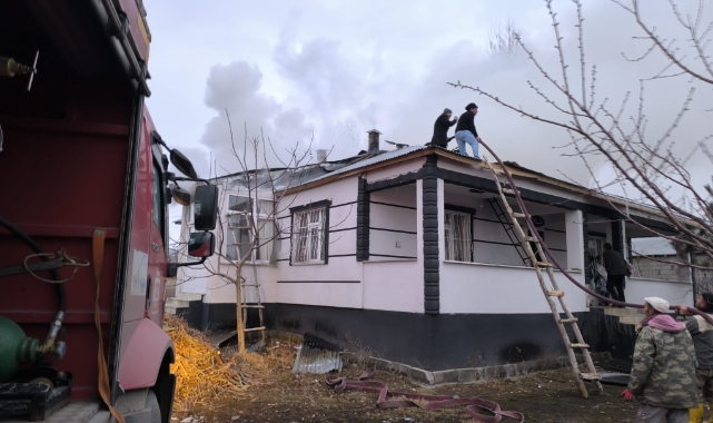 Erciş’te çatı ve kazan dairesinde yangın!