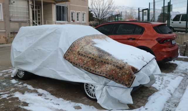 Erzincan’da araçlar soğuktan halı ve battaniyelerle korunuyor