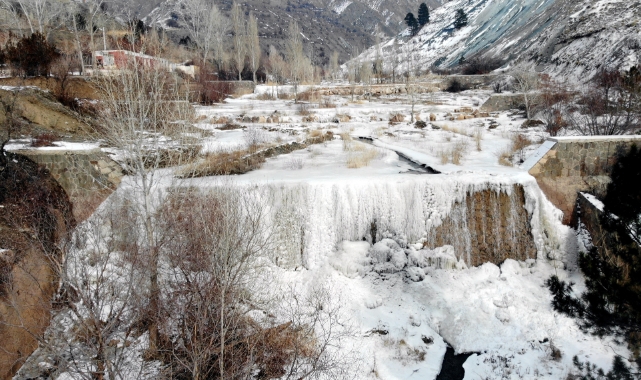 Erzincan’da dereler buz tuttu