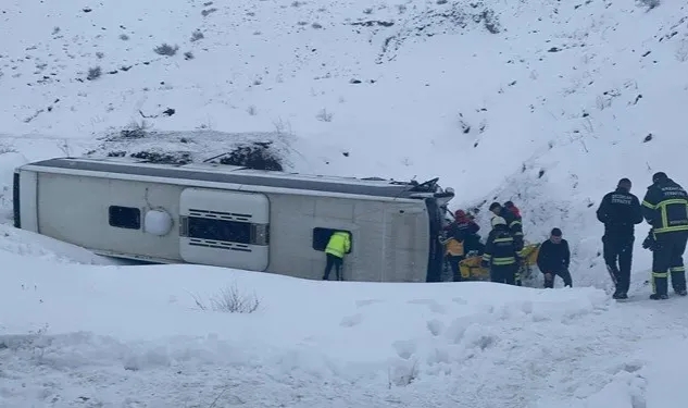 Erzincan'da yolcu otobüsü devrildi: 1 ölü 20 yaralı var!