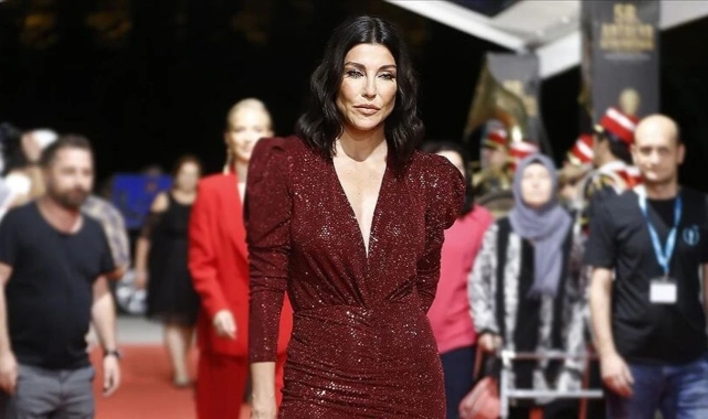 Eski manken Deniz Akkaya hakkında yakalama kararı!