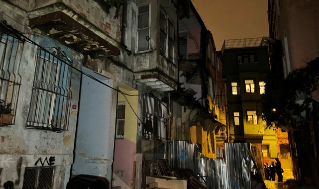 Fatih'te metruk binada çökme meydana geldi