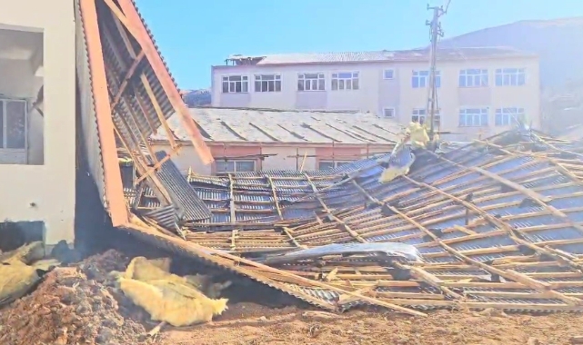 Fırtına Adıyaman'da çatıları uçurdu, ağaçları söktü