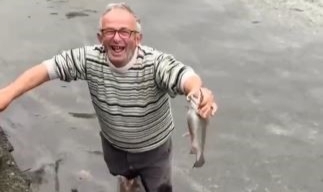 Fırtınada denizdeki kafesten kaçan balığı derede eliyle yakaladı