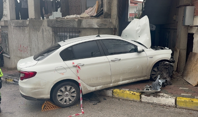 Freni boşalan otomobil binanın duvarına çarptı: 2'si ağır 4 yaralı