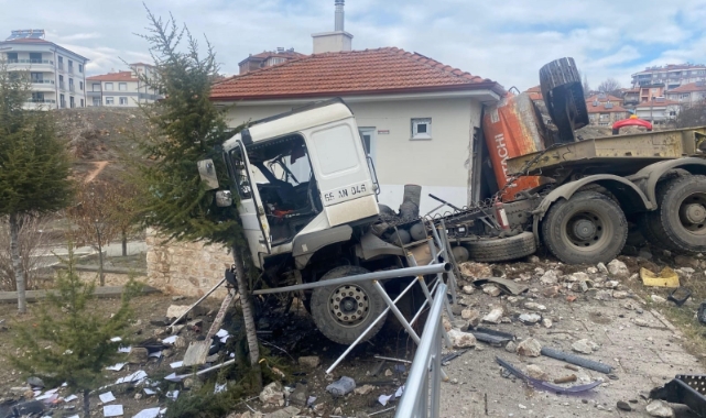 Freni patlayan tır kamu binasına çarptı: 2 yaralı