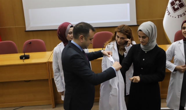 FÜ’de öğrenciler önlüklerini giydi