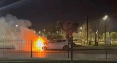 Gaziantep'te seyir halindeki araç alev aldı