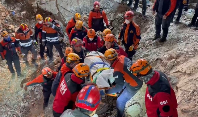 Güngören’de çöken binada enkaz altında kalan işçi çıkarıldı