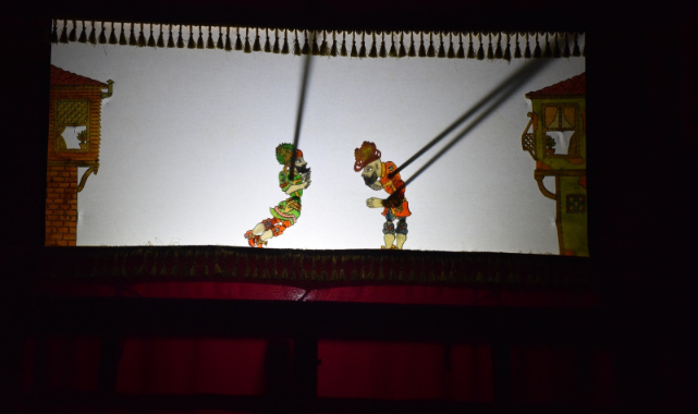 Hacivat-Karagöz oyunu ile yüzlerce minik buluştu