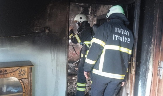 Hatay’da alevlere teslim olarak yanan müstakil ev kullanılmaz hale geldi.