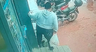Hatay'da duyarlı vatandaş market çamur olmasın diye ayakkabılarını çıkarıp alışveriş yaptı