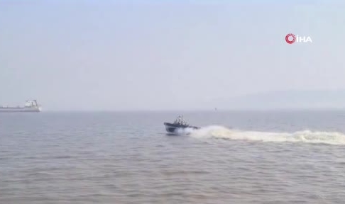 Hindistan’da donanmaya ait sürat teknesi feribota çarptı!
