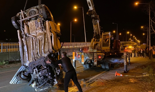 Hopa'da kontrolden çıkan araç dereye uçtu