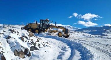 Iğdır'da kardan kapanan yollar açıldı