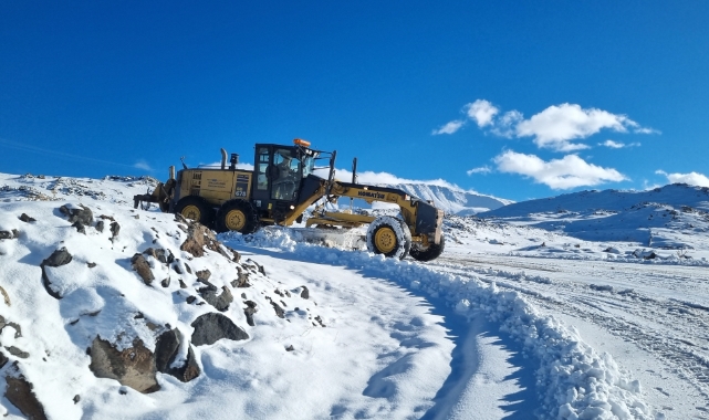 Iğdır'da kardan kapanan yollar açıldı