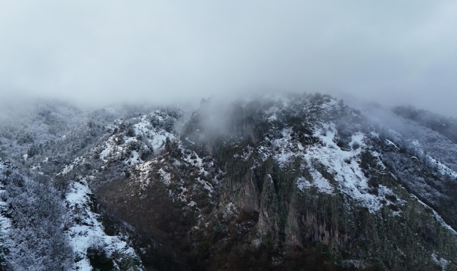 Ilgaz Dağı'nın eteklerinde buluşan kar ve sis mest etti