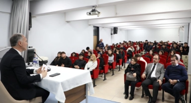 İnegöl'de Genç Bakış buluşmalarının bu haftaki adresi Turgutalp Anadolu Lisesi