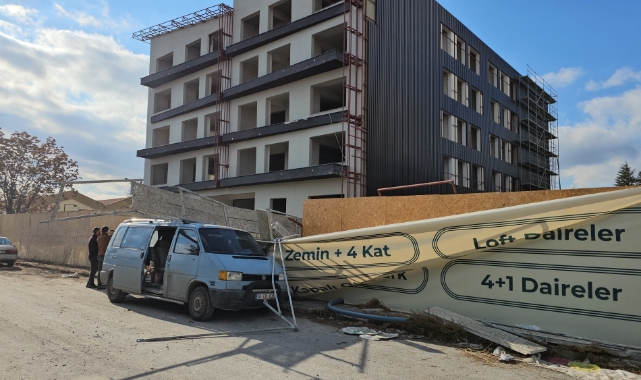 İnşaatın iskelesi devrildi: 1'i ağır 3 yaralı