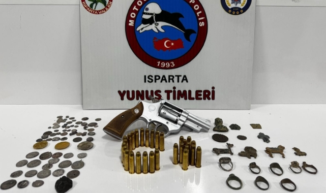 Isparta'da kaçak tarihi eserler ve silahlar ele geçirildi