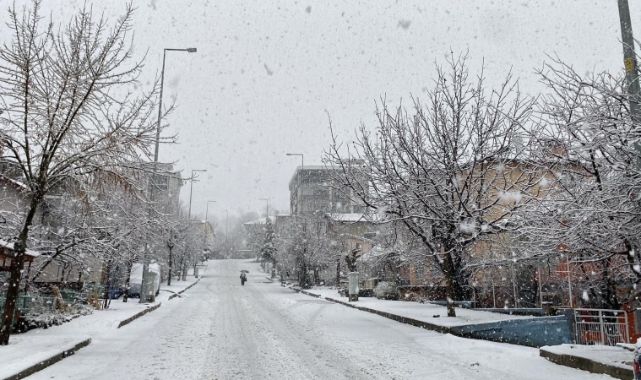 Isparta'da kar yağışı yolları kapadı!