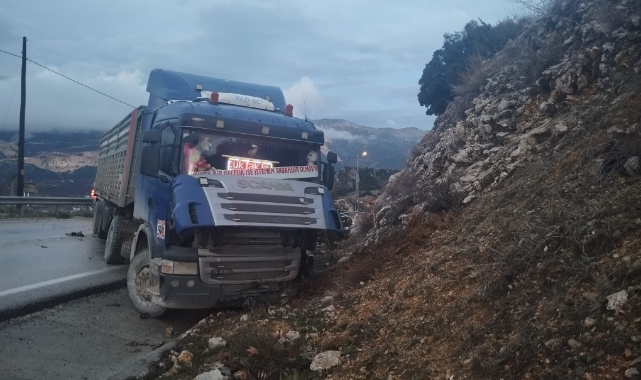 Isparta'da TIR ve otomobil kafa kafaya çarpıştı: 3 yaralı