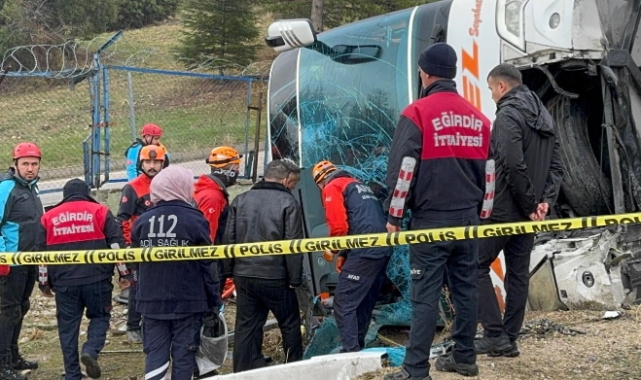 Isparta'da yolcu otobüsü devrildi! Çok sayıda yaralı var