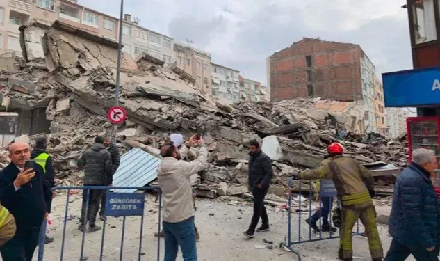 İstanbul Güngören'de bina çöktü!