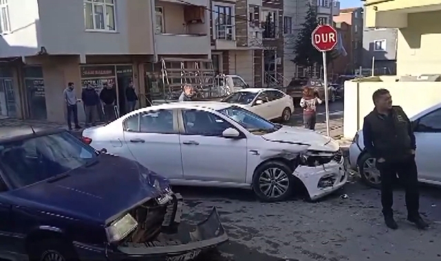 İstanbul- Ümraniye'de 2 otomobil çarpıştı; sürücüler yaralandı