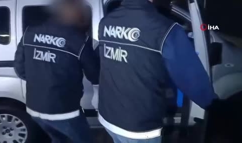 İzmir'de araçta uyuşturucuya 1 gözaltı