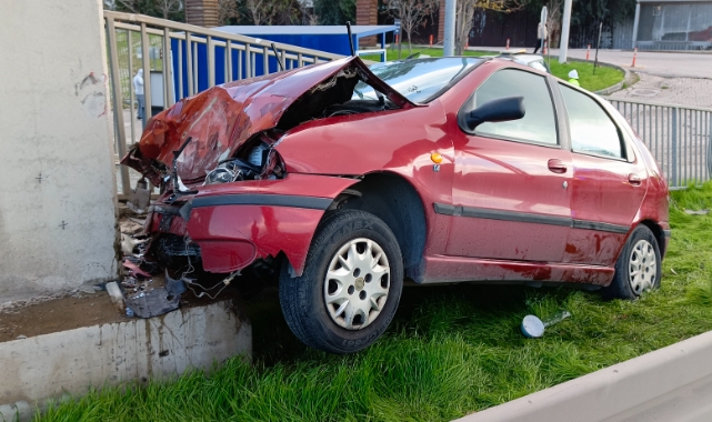 İzmir'de otomobil üst geçide çarptı: 1 ölü