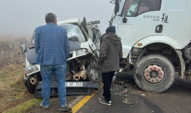Kamyon ile minibüs çarpıştı: 1 kişi ağır yaralandı