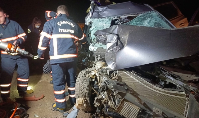 Kamyonla çarpışan otomobil hurdaya döndü: 1 ölü, 2 yaralı