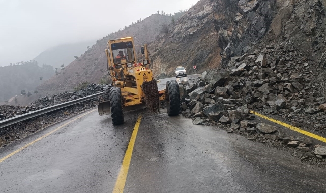 Kapuzbaşı Yolu'ndaki heyelana Büyükşehir'den hızlı müdahale