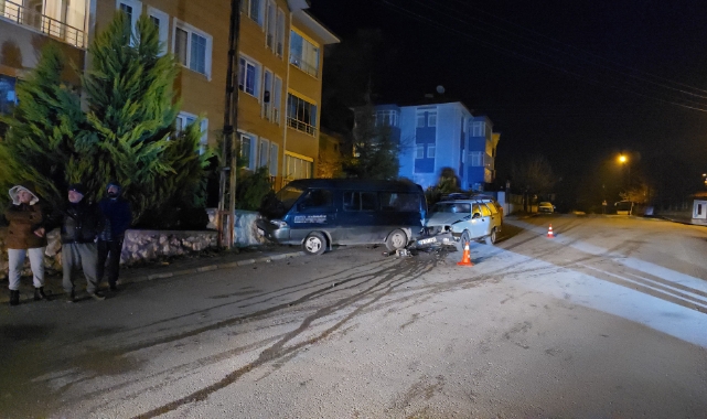 Karabük'te alkollü sürücü park halindeki panelvan minibüse çarptı