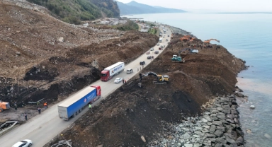 Karadeniz Sahil Yolu'nda heyelanın izleri siliniyor