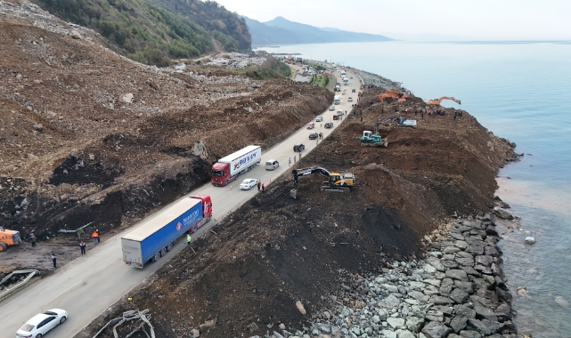 Karadeniz Sahil Yolu'nda heyelanın izleri siliniyor