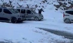 Kars'ta buz tutan yolda mahsur kaldılar