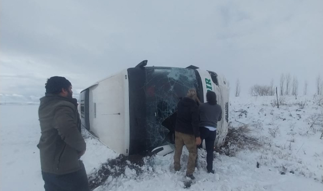 Kars'ta yolcu otobüsü devrildi: Çok sayıda yaralı var!
