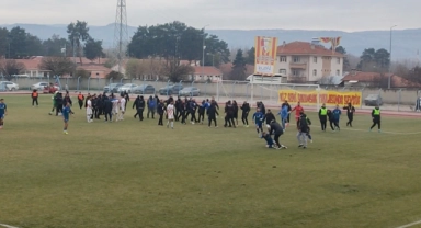 Kastamonu'da amatör maçta saha karıştı, polis ekipleri güçlükle ayırdı