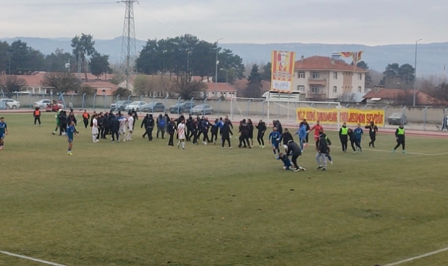 Kastamonu'da amatör maçta saha karıştı, polis ekipleri güçlükle ayırdı