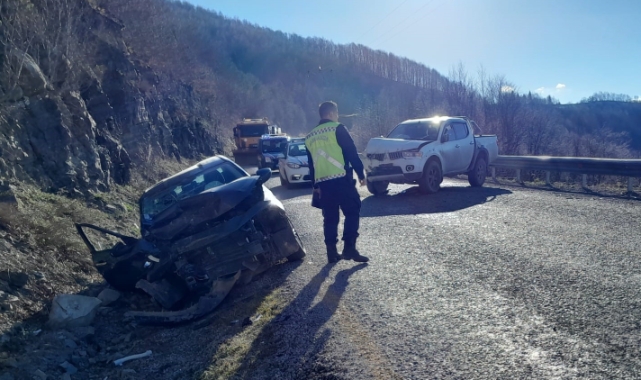 Kastamonu'da feci kaza! Otomobil ile pikap çarpıştı