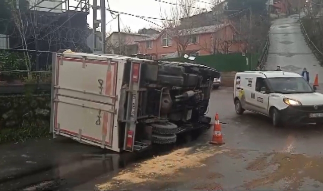 Kayganlaşan yolda kamyonet devrildi: 2 yaralı